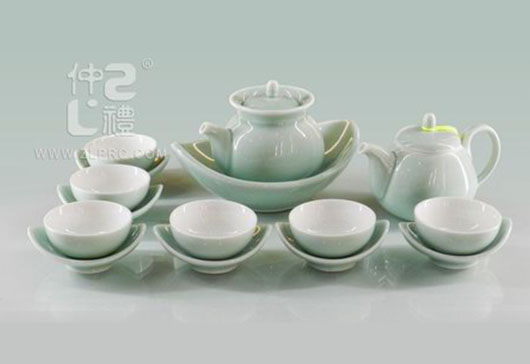 淺綠釉扁茶壺配小船形盤碟17頭茶具組