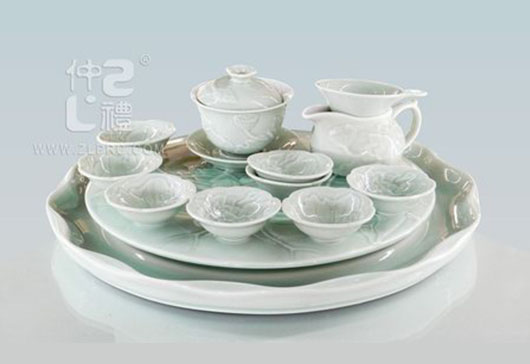 淺綠釉浮雕荷花15頭14轉(zhuǎn)盤功夫茶具組